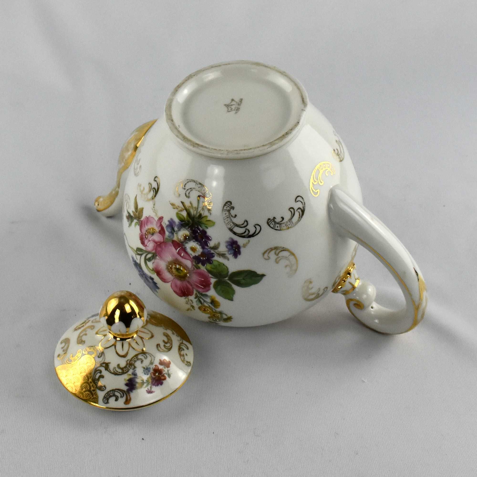 Bule em porcelana Artibus decorado com flores e ouro