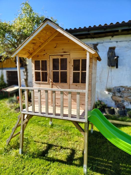 Drewniany domek ze zjeżdżalnią plac zabaw piaskownica
