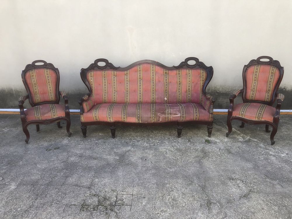 Imponente terno de canapé e 2 poltronas , sec XIX em vinhático