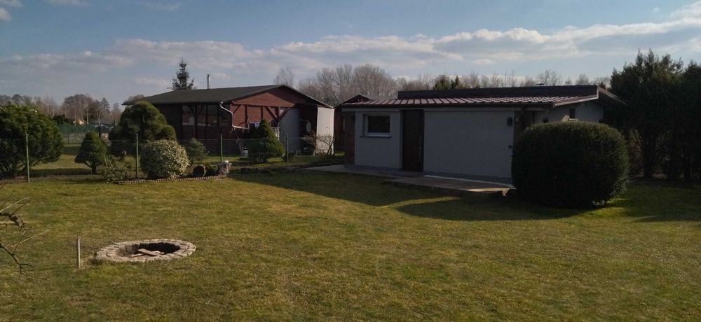 Działka nad jeziorem z domkiem całorocznym