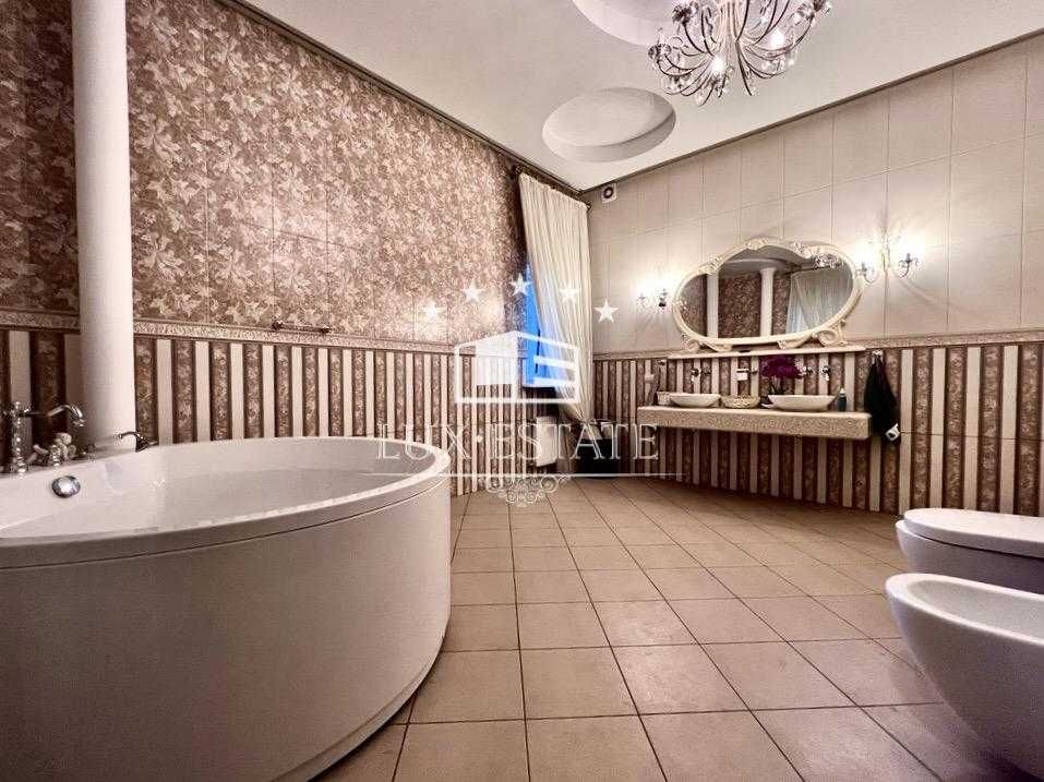 В продаже дом с бассейном в районе Лысой Горы