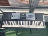 Piano Yamaha PSR-E233  elétrico com suporte