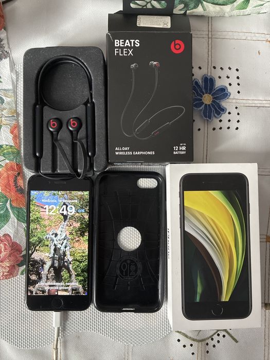 Iphone SE 2020 64GB plus sluchwki Beats Flex