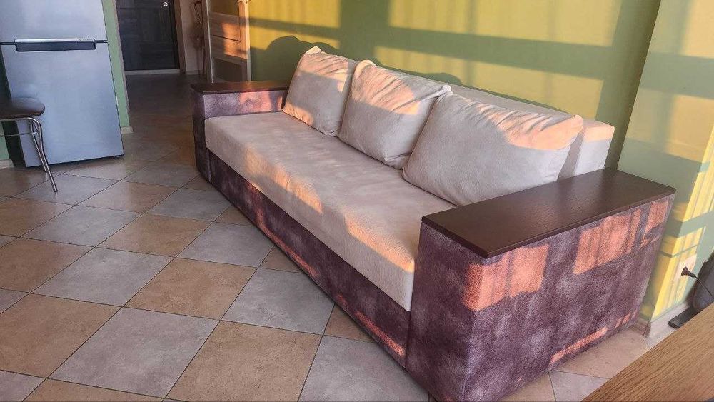 Диван єврокнижка з двома нішами та дерев’яними підлокітниками