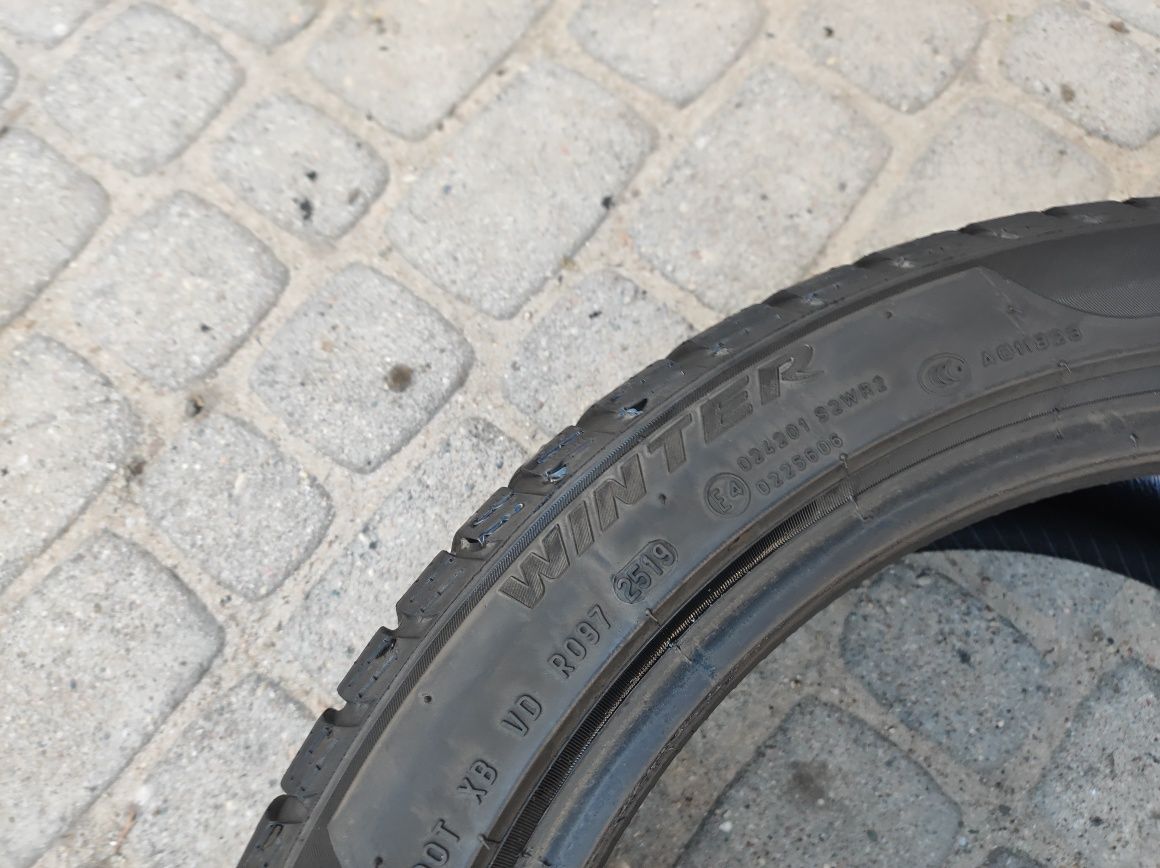 245.40.18 Dwie opony zimowe Pirelli Sottozero 3