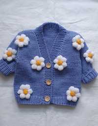 Sweterek zapinany z kwiatami robiony ręcznie na drutach