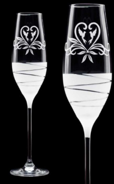 Вишукані весільні бокали з гравіюванням. Богемскьке скло.