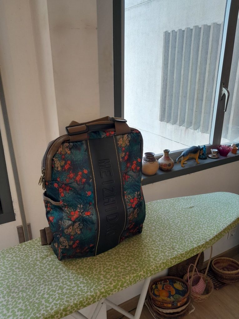 Vendo Mochila de Senhora muito bonita como nova