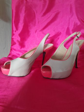 Buty beżowo różowe na szpilce