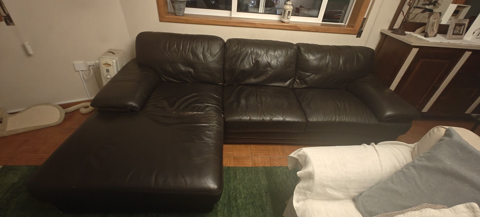 Sofá de pele preto com chaise longue – 200 €