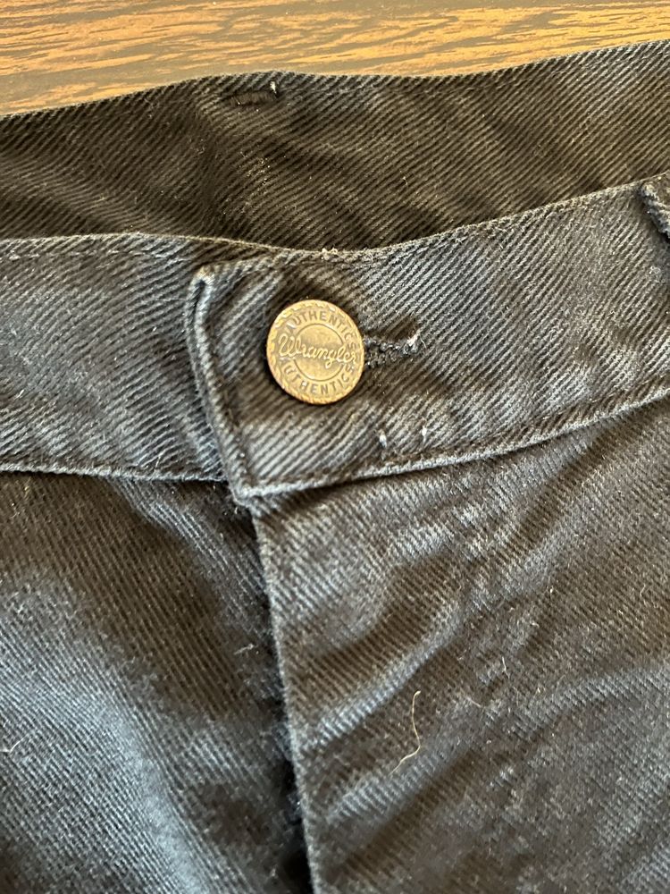 Czarne jeansy Wrangler