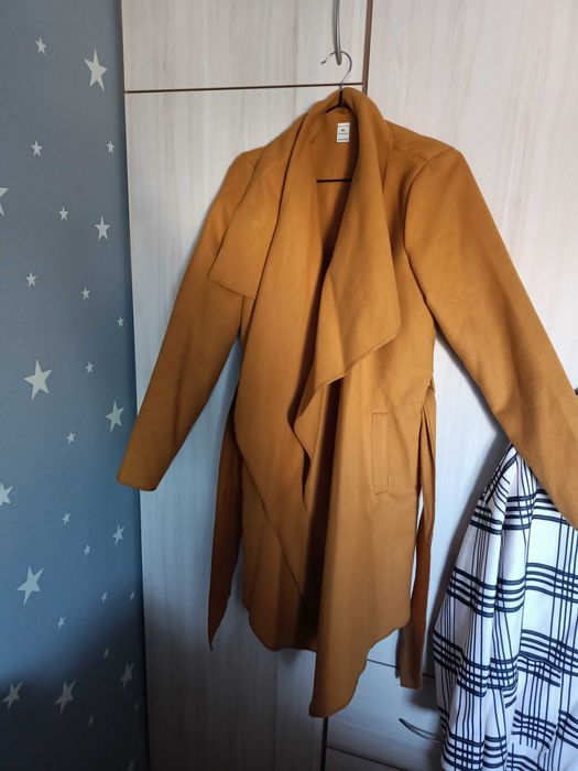 Płaszcz oversize musztardowym