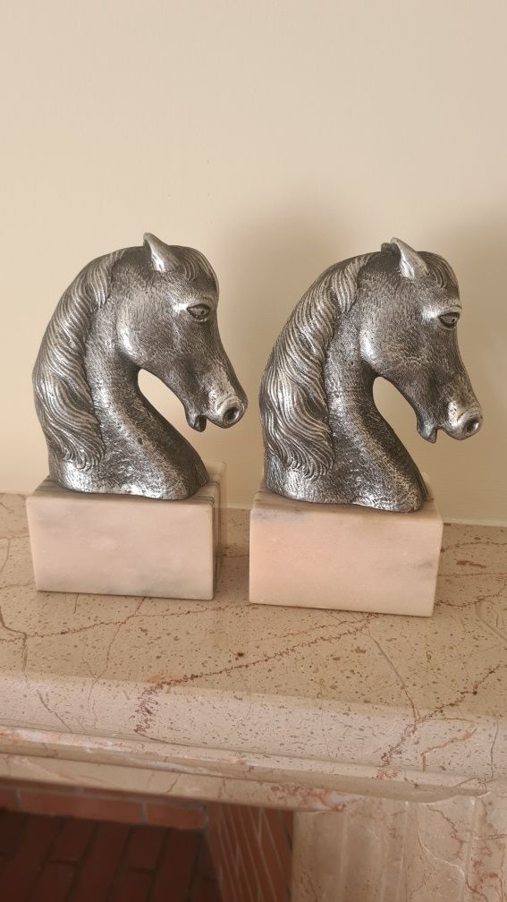 Segura livros cabeça de cavalo