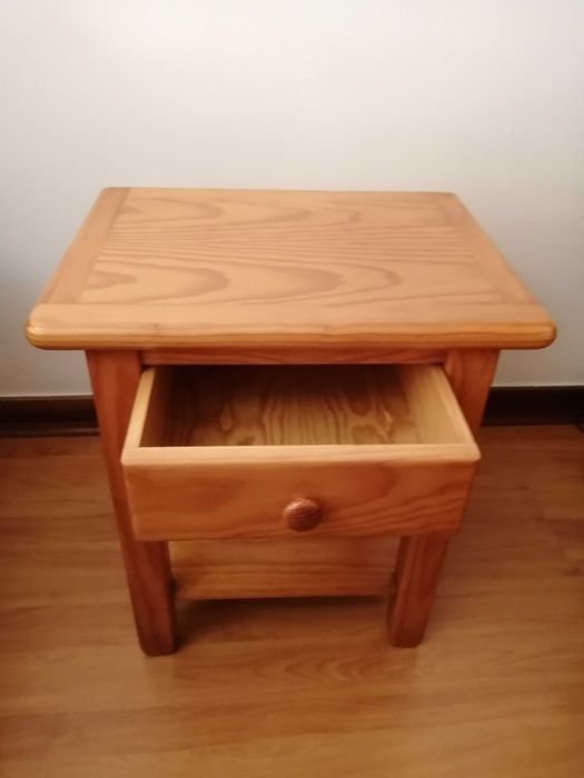 Mesinha de cabeceira em madeira maciça