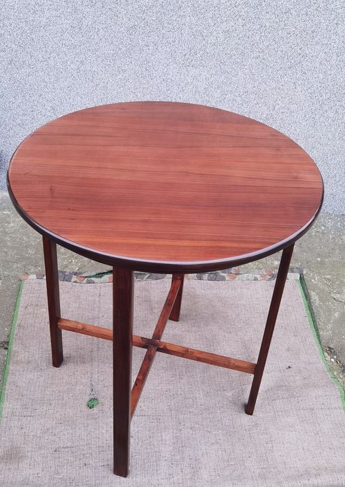 Okrągłe stoły, włoski lakier