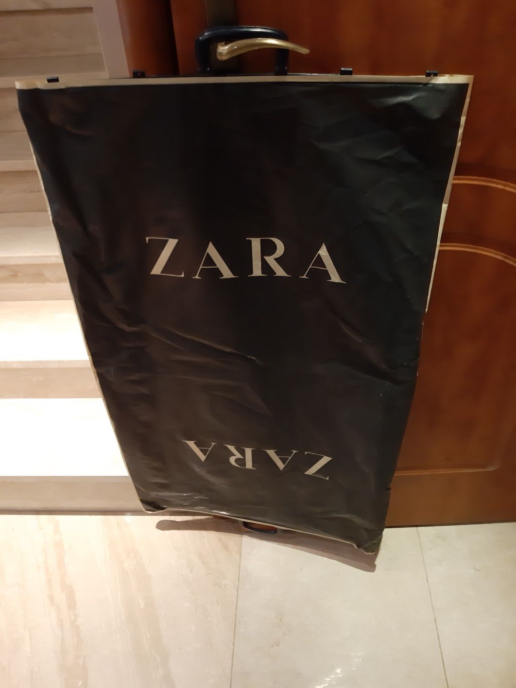 Pokrowiec Zara folia vintage kolekcja na ubrania torebka logo