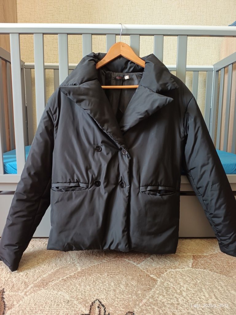 Жіноча осіння куртка беж, Stradivarius XS, можна S, М. Чорна куртка