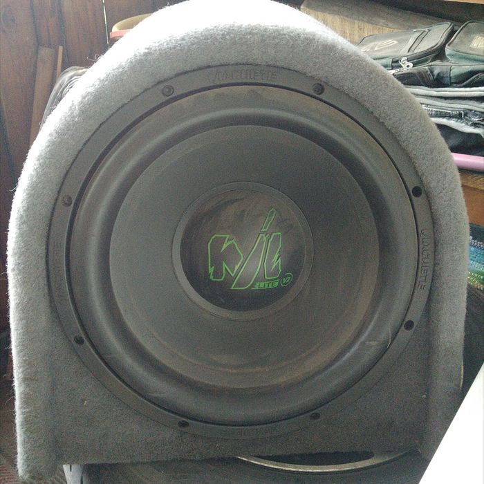 Автомобильный усилитель с сабвуфером