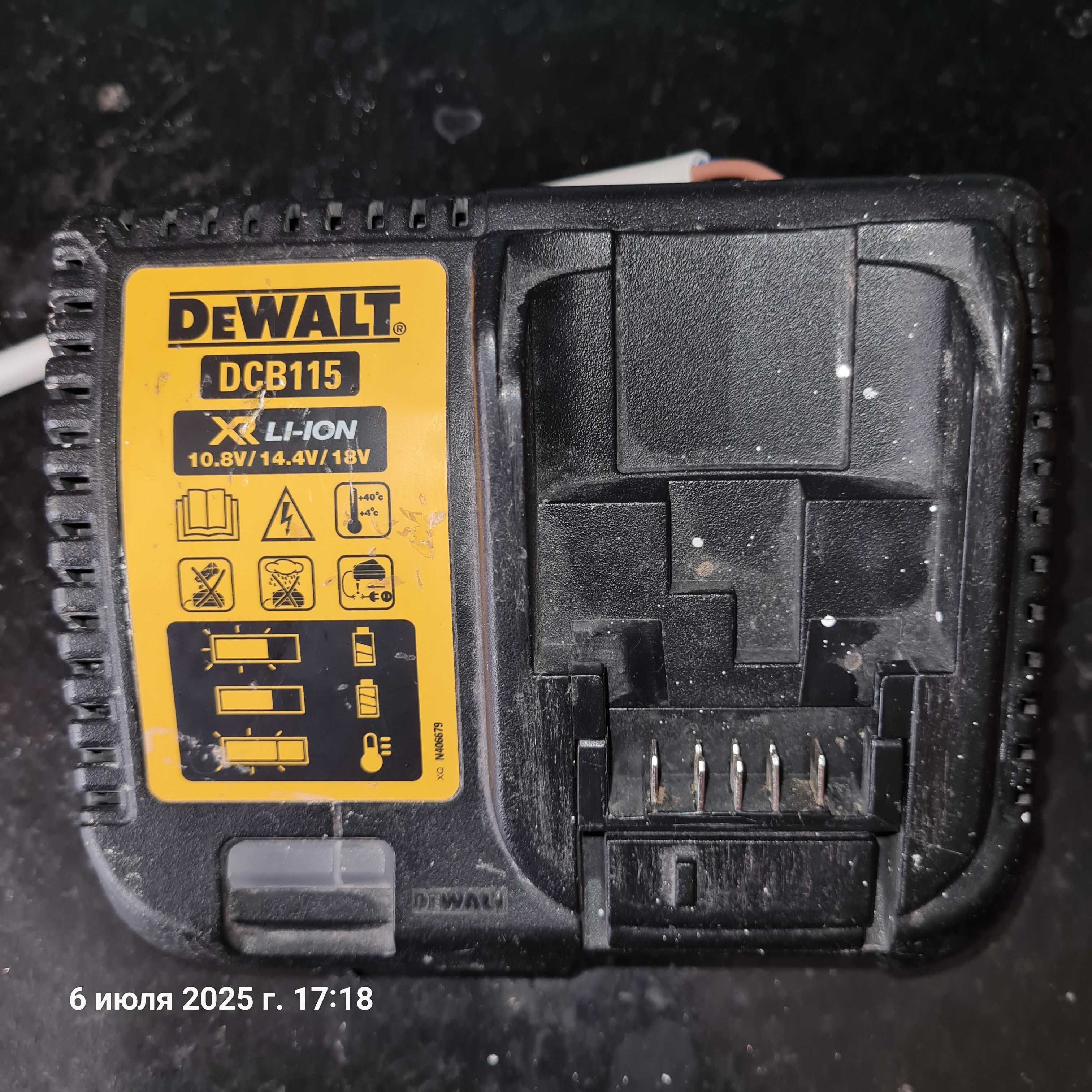 Зарядное устройство для шуруповерта DeWALT DCB 115
