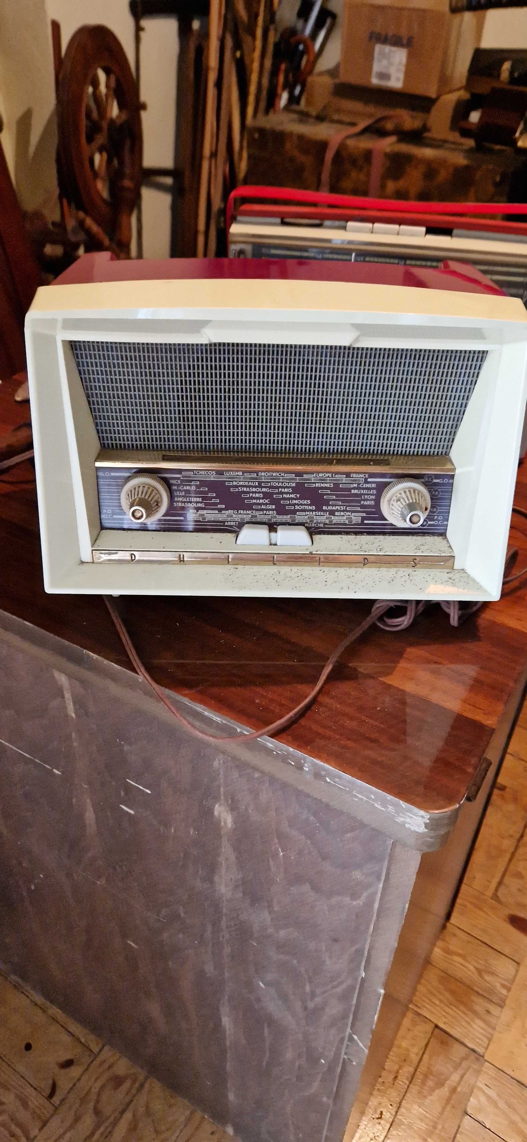Radios antigos em bom estado.