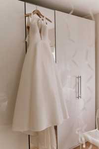 Suknia ślubna z kokardą gładka