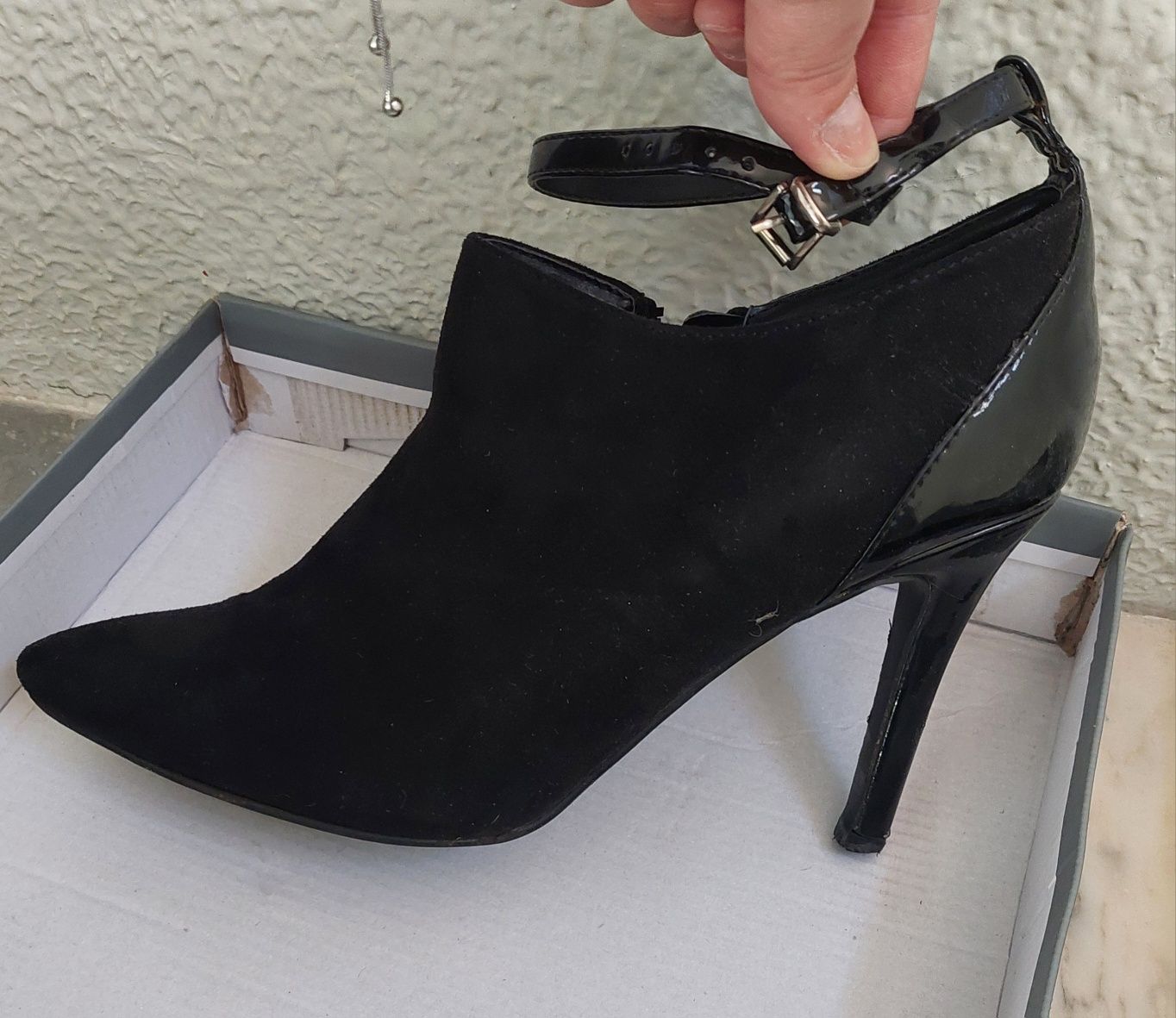 Botins pretos com salto alto