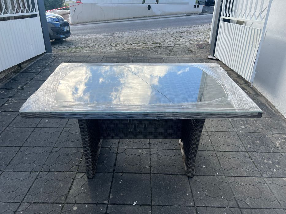 Mesa de jardim com tampo de vidro