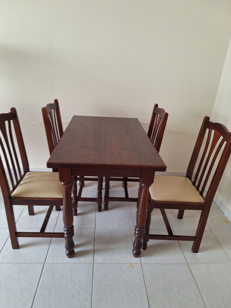 Conjunto de mesa e cadeiras