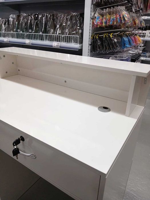 Balcão de Atendimento Novo e Profissional com Chaves e Luz