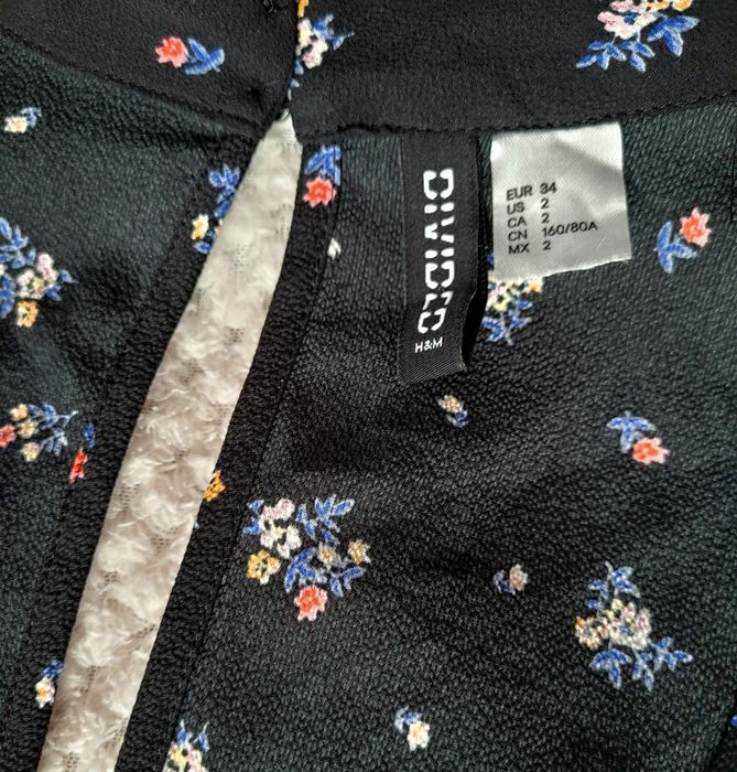 Śliczna sukienka midi z długimi rękawami w print delikatne kwiaty