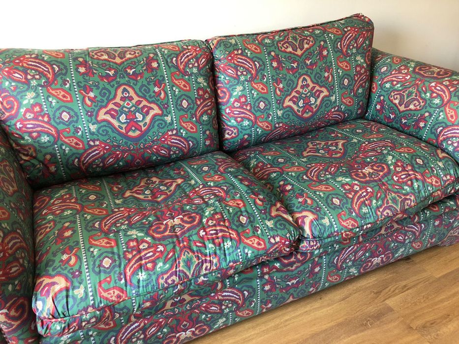 Sofá-cama estampado.
