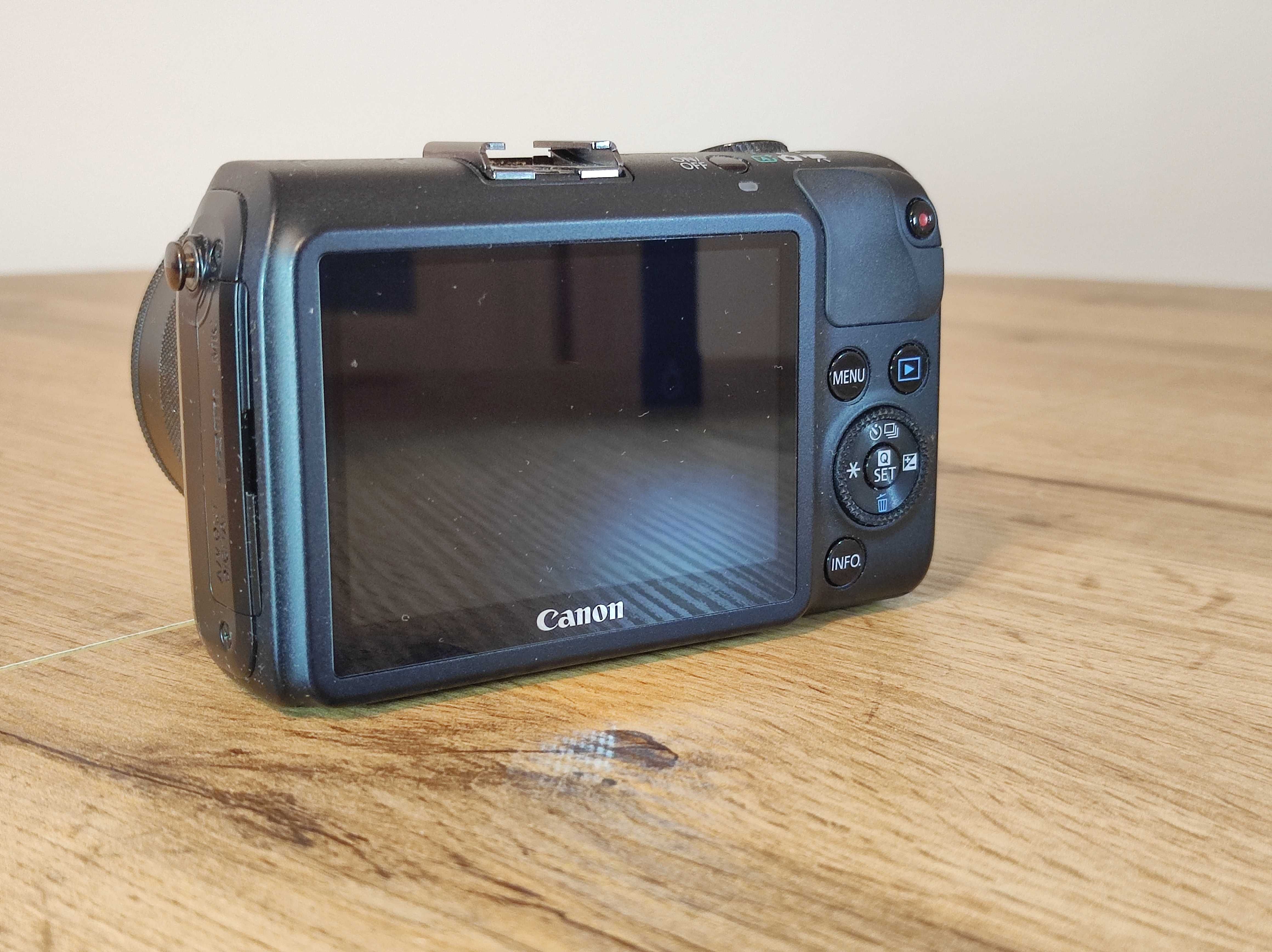 Canon EOS-M z ob 18–55 mm f3.5–5.6 IS STM + grip
