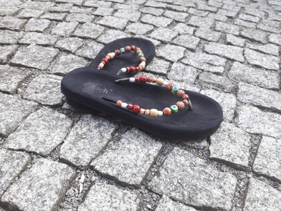 Klapki japonki czarne z koralikami rozmiar 37