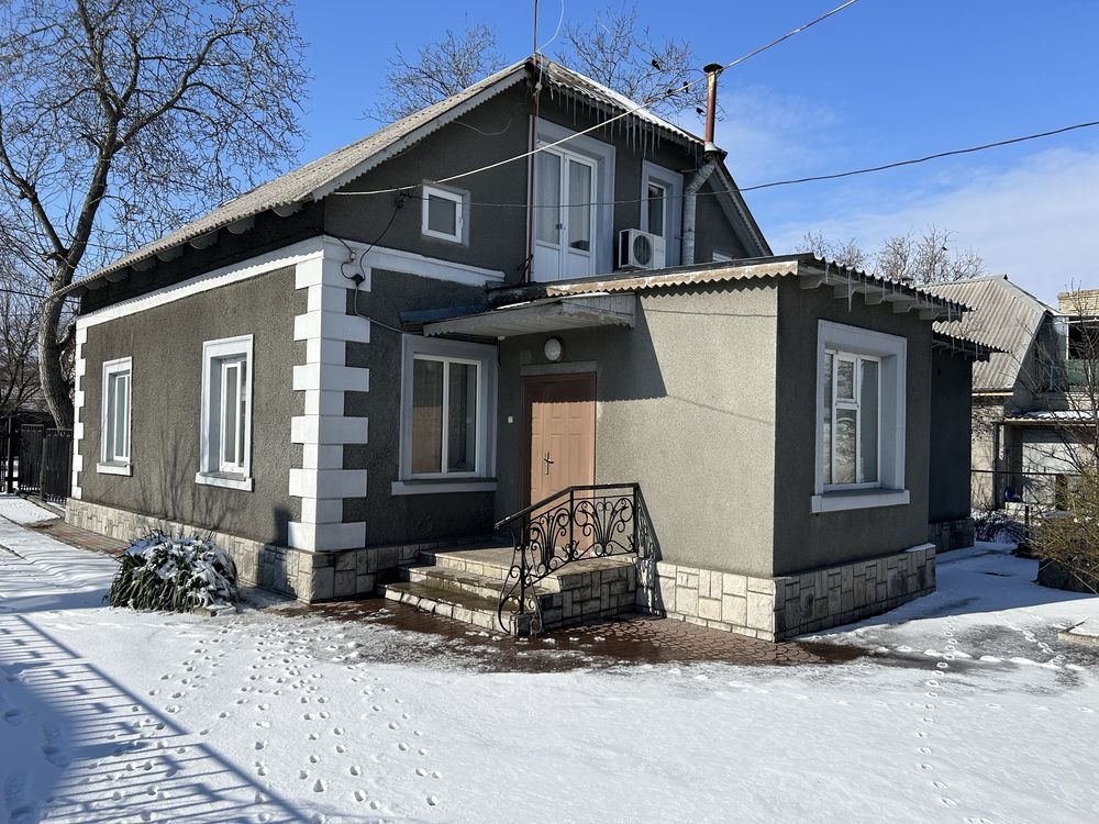 Продам двоповерховий  будинок з двома гаражами