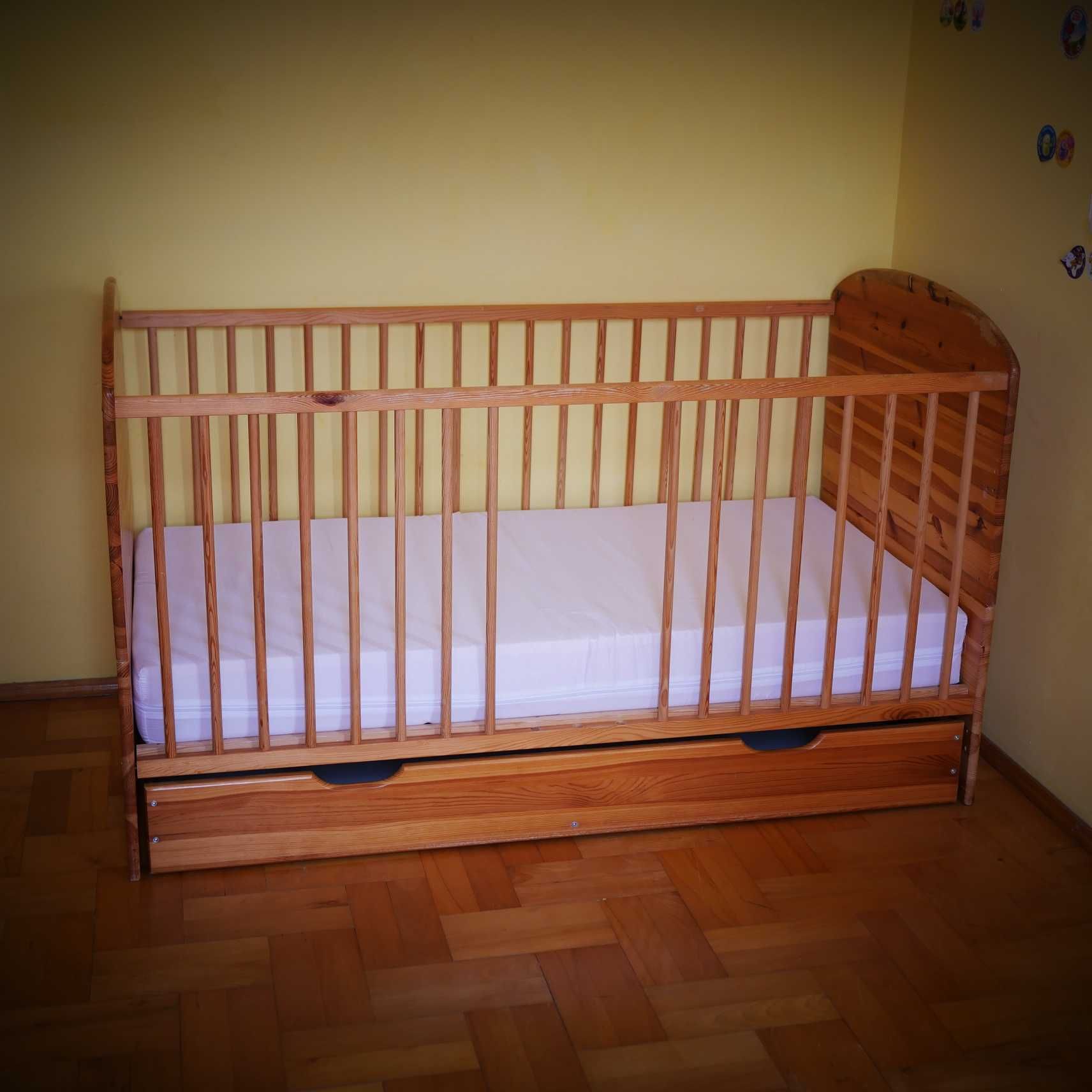 Solidne sosnowe łóżko/tapczan z szufladą dla dziecka 0-5 lat, dodatki