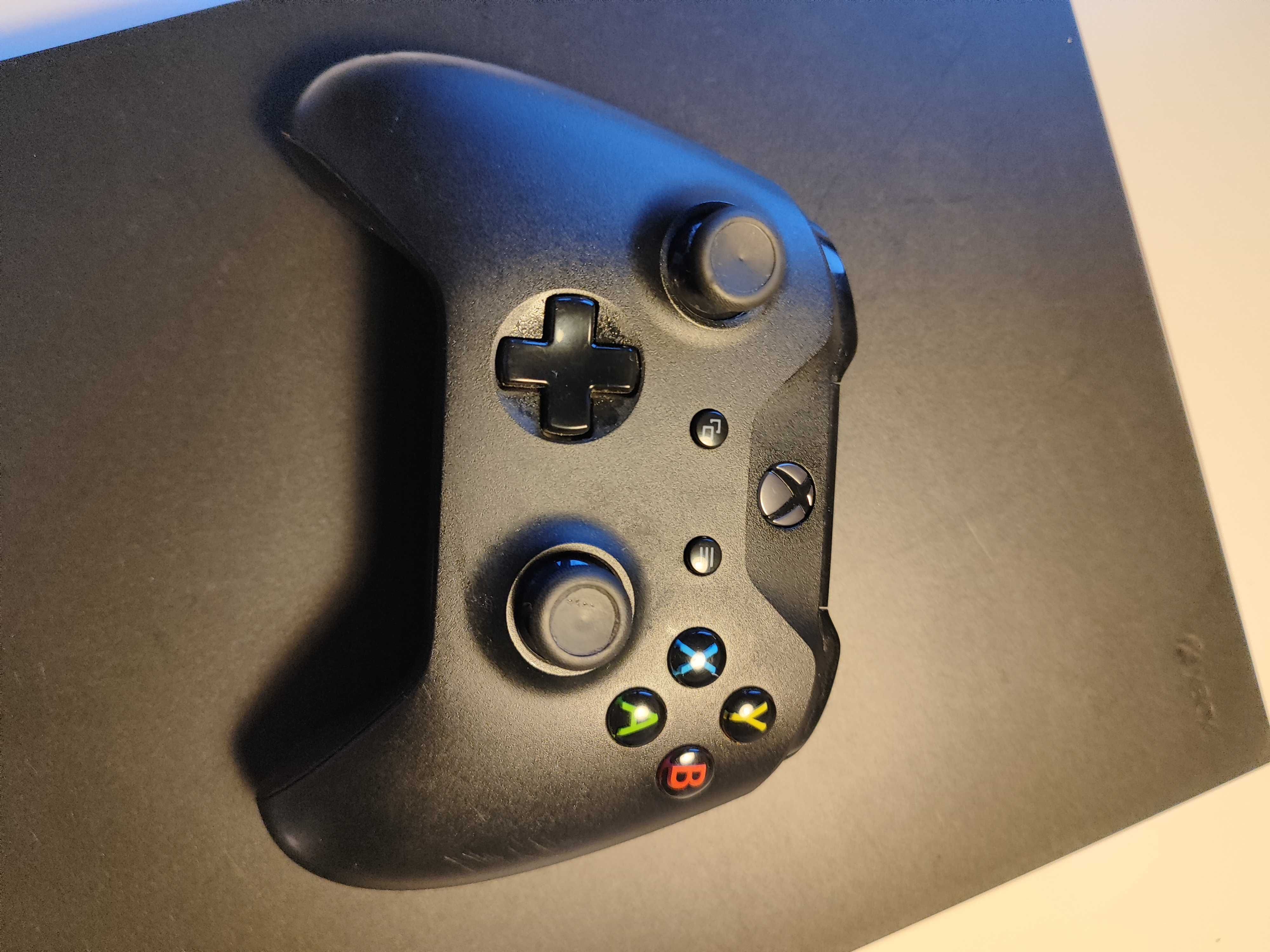 Xbox One X 1Tb + pad