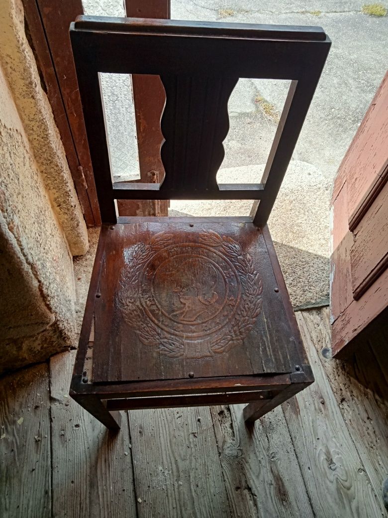 Cadeira antiga pra restauro.