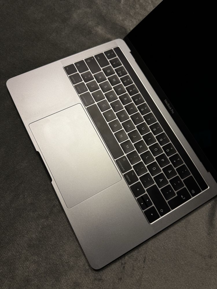MacBook Pro 13" i5/8GB/256GB SSD 4x Thunderbolt 3, bateria 84 cykle