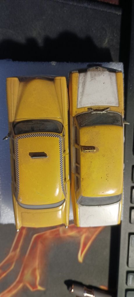 2 táxis 1:43 10€ o conjunto...