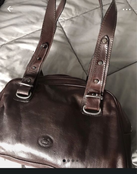 Mala de senhora pele castanha