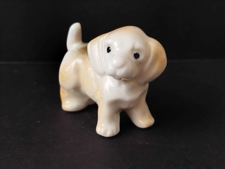 Porcelanowa figurka miniaturowa psa wyprodukowana w Japonii