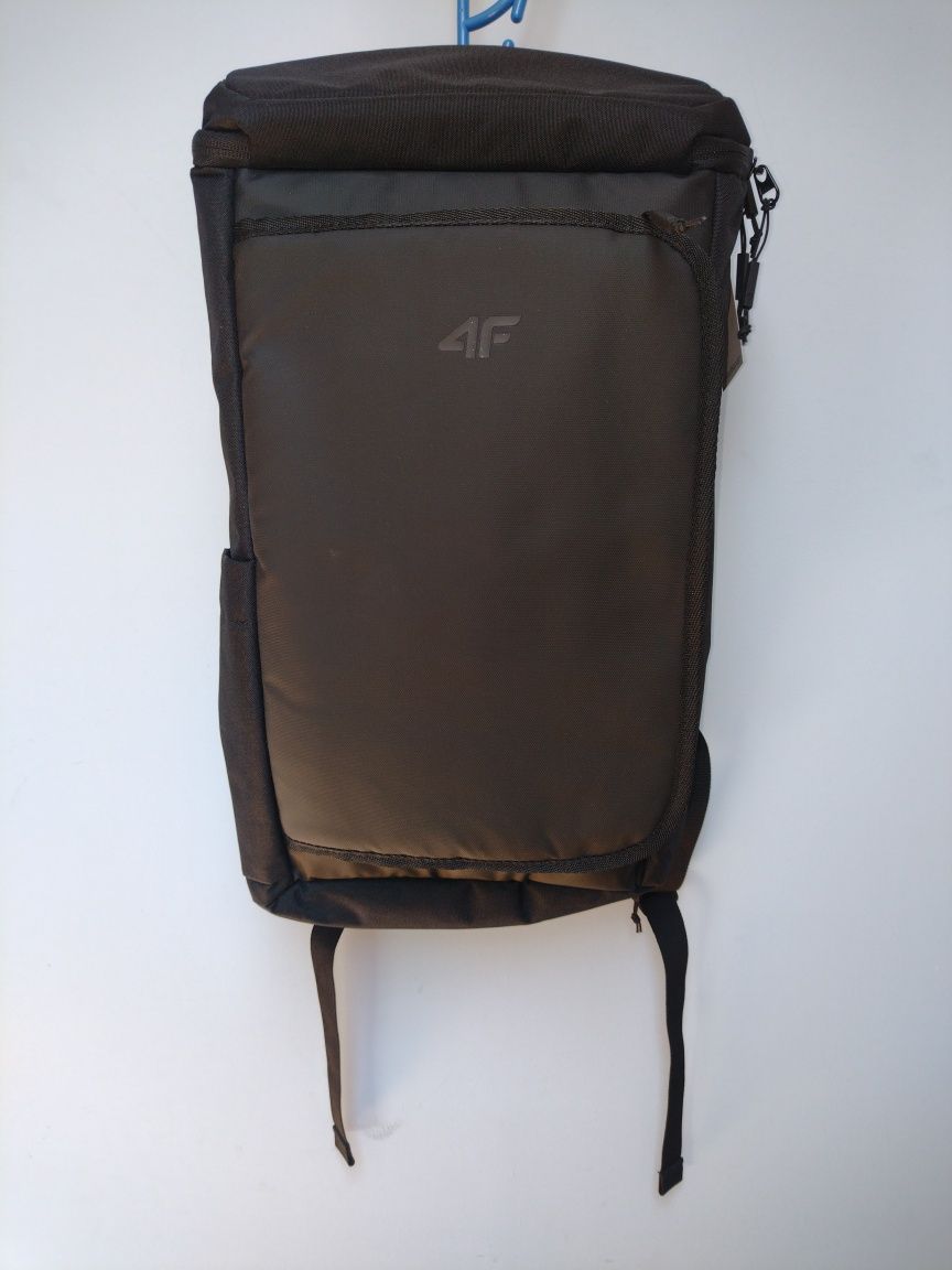 Plecak miejski 20 L z kieszenią na laptopa firmy 4 F. NOWY