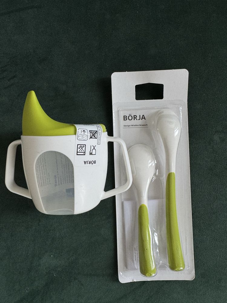 Copo e colheres para bebé