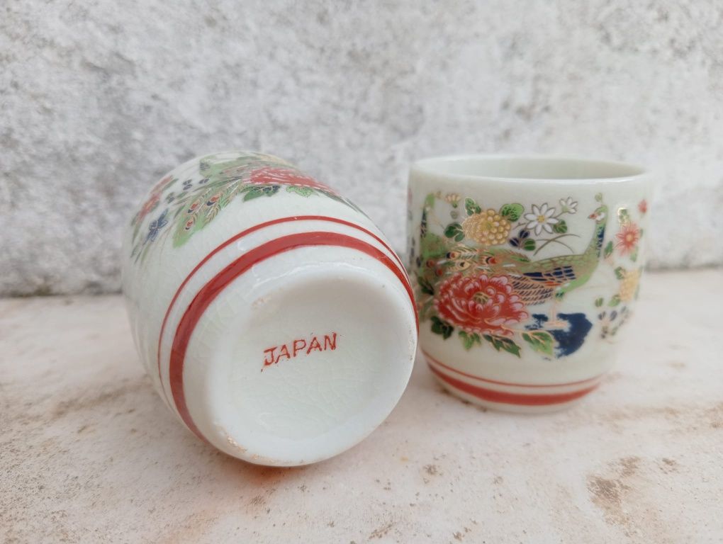 Copos de sake, porcelana japonesa com motivos de natureza.