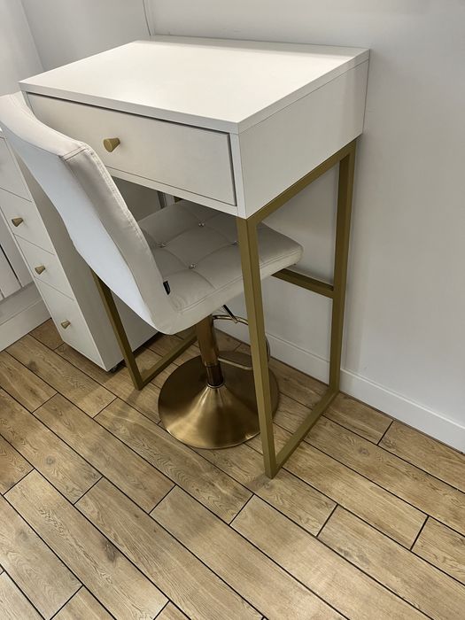 Toaletka kosmetyczna do wizażu złota