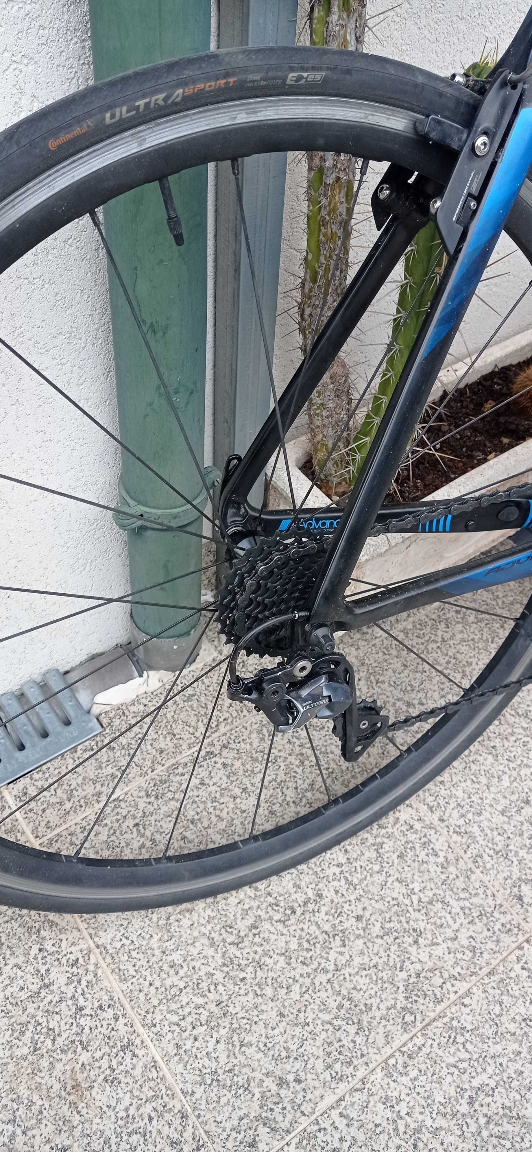 Bicicleta de estrada em carbono, marca Giant , Tamanho L