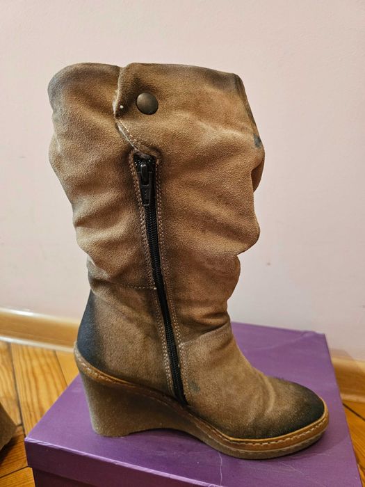 Бежеві замшеві чоботи
