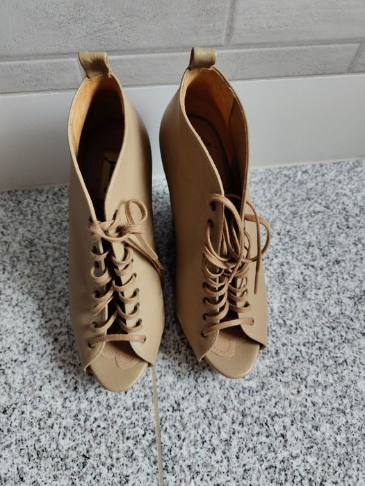 Stradivarius Letnie botki koturny eko skóra,  R. 37 beż