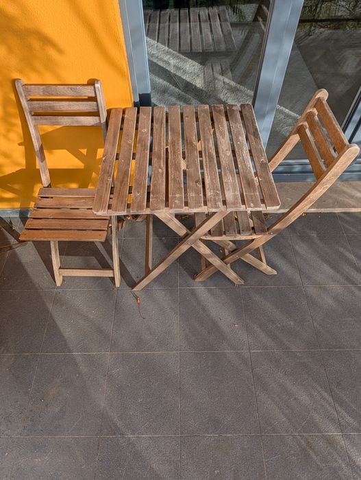 Mesa e cadeiras para exterior