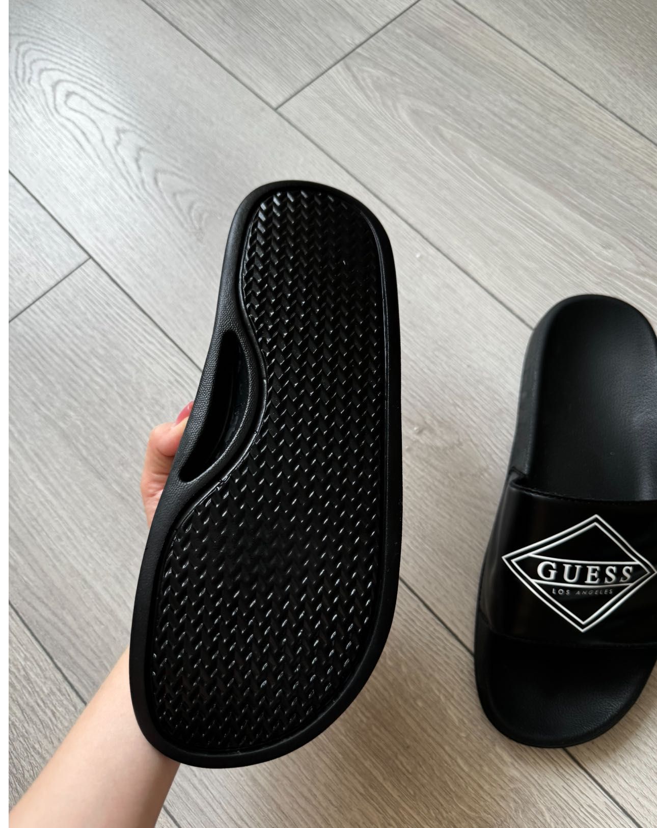 тапки guess шльопанці